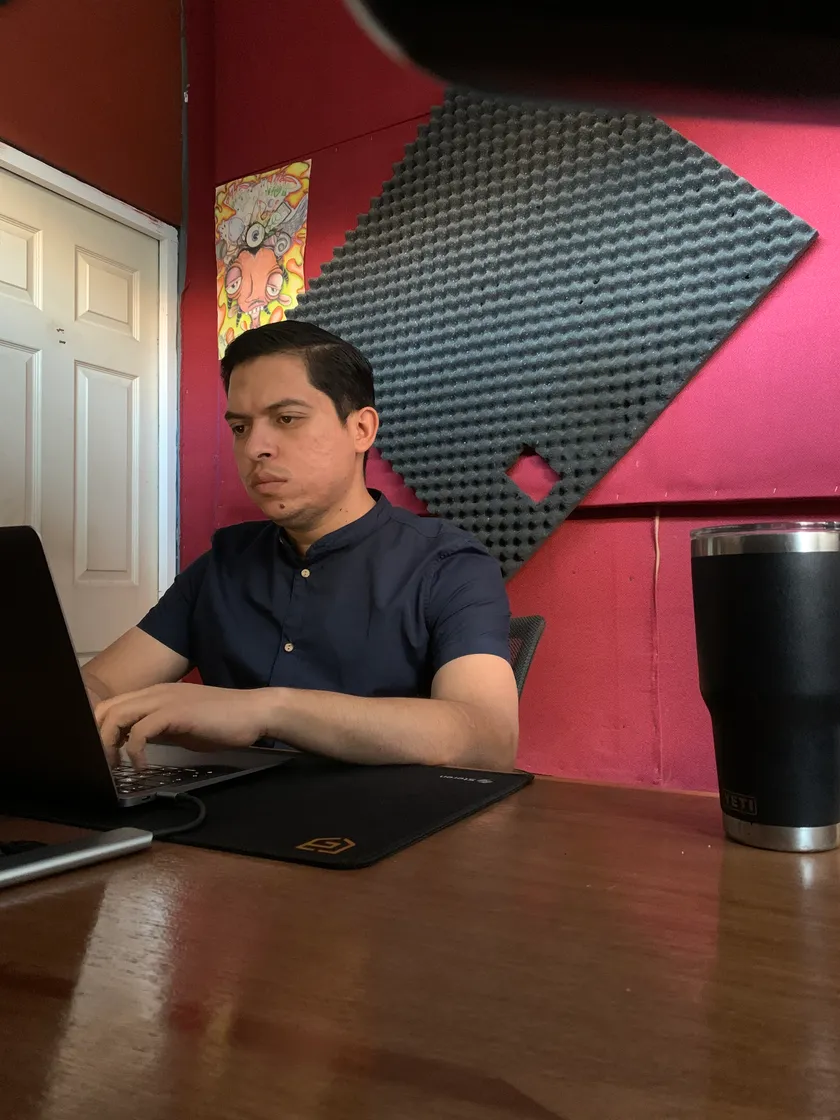Hugo Méndez trabajando en su laptop
